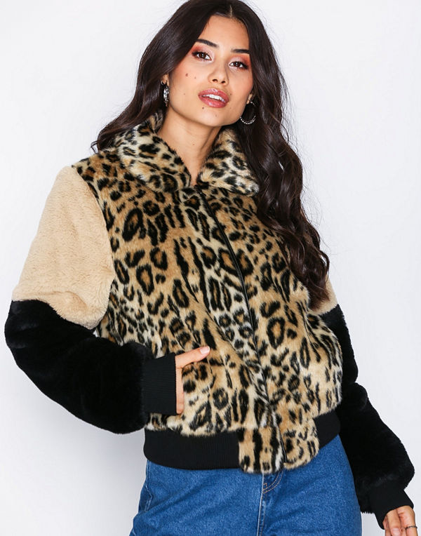 NLY Trend mönstrad bomberjacka Fur Patch Bomber Leopard