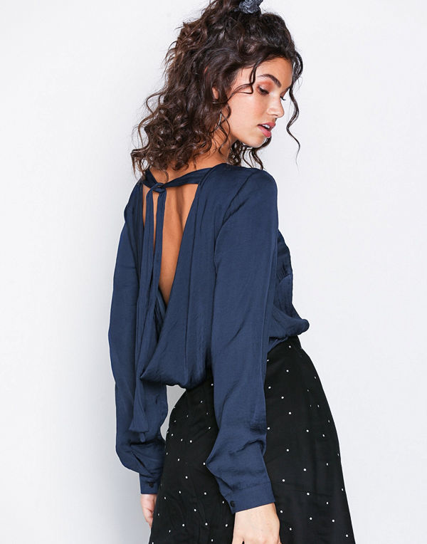 NLY Trend Drapy Back Blouse Mörk Blå