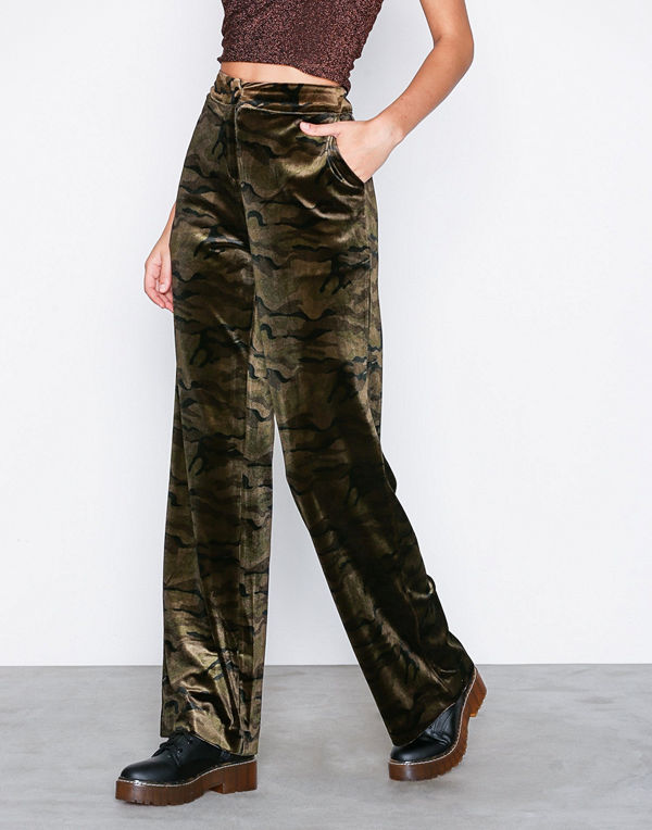 NLY Trend mönstrade byxor Straight Velvet Pants Camo