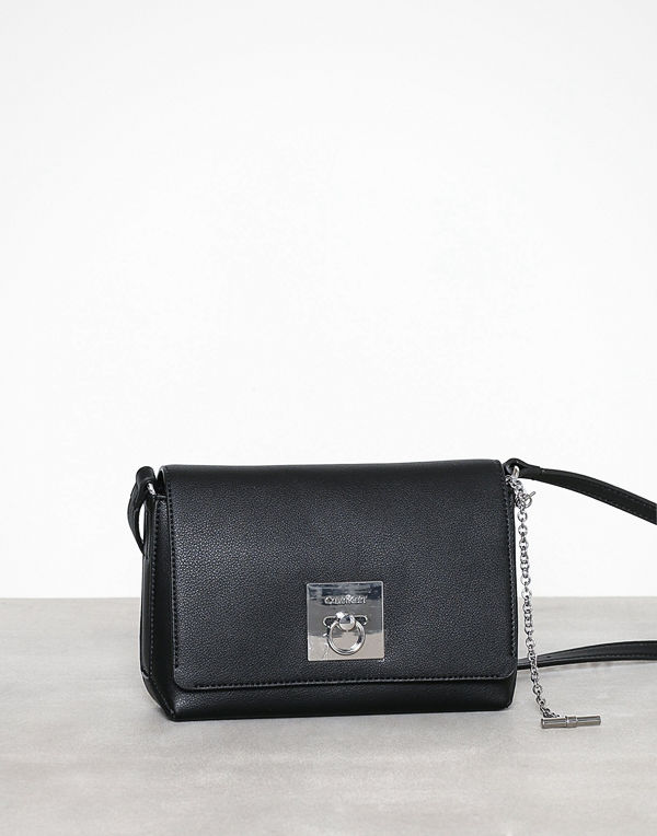 Calvin Klein svart axelväska Ck Lock Med Flap Crossbody