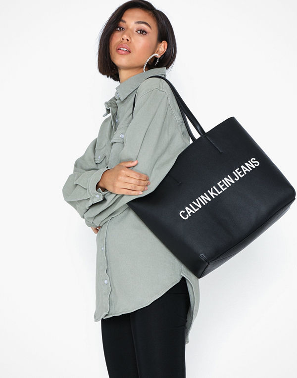 Calvin Klein Jeans Sculpted Ew Tote 29