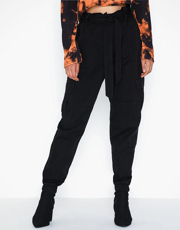 Only svarta byxor Onlmiles Ancle Cargo Paperbag Pant