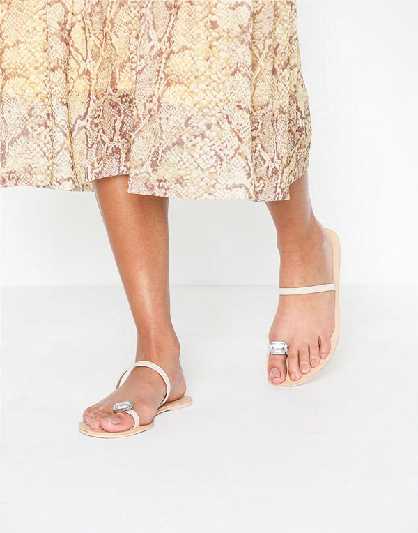 NLY Shoes Diamond Toe Strap Sandal