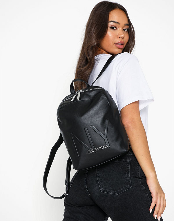 Calvin Klein svart ryggsäck Ny Shaped Backpack