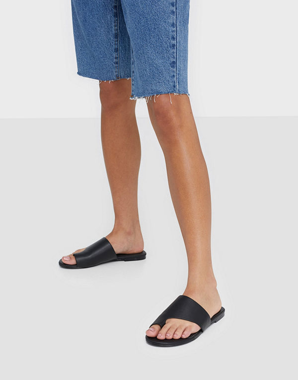 NLY Shoes Toe Loop Flat Sandal
