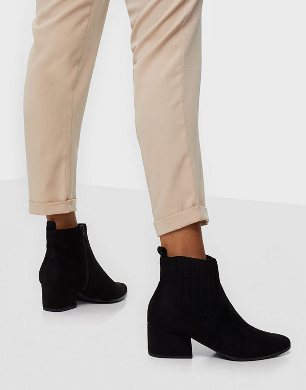 Duffy Pointy Toe Boots
