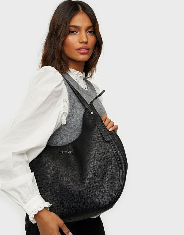 Calvin Klein svart väska CK EVERYDAY HOBO MD