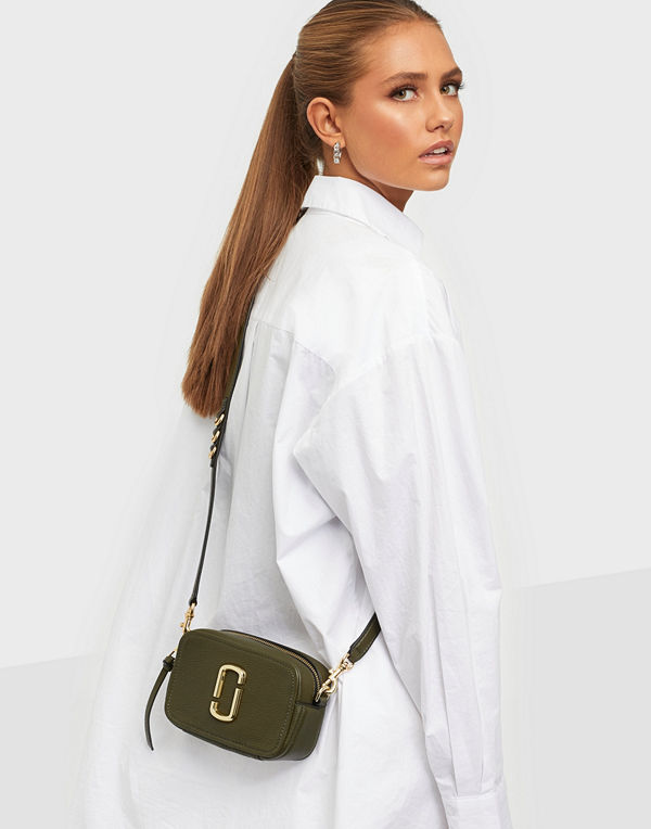 The Marc Jacobs omönstrad väska THE SOFTSHOT 17