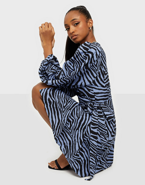 Only ONLJENNI 7/8 WRAP DRESS WVN