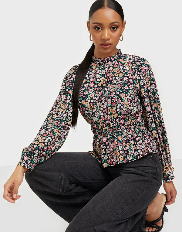 Only ONLTAMARA LS SLEEVE TOP WVN