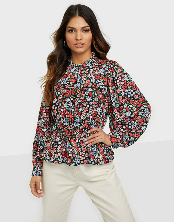 Only ONLTAMARA LS SLEEVE TOP WVN