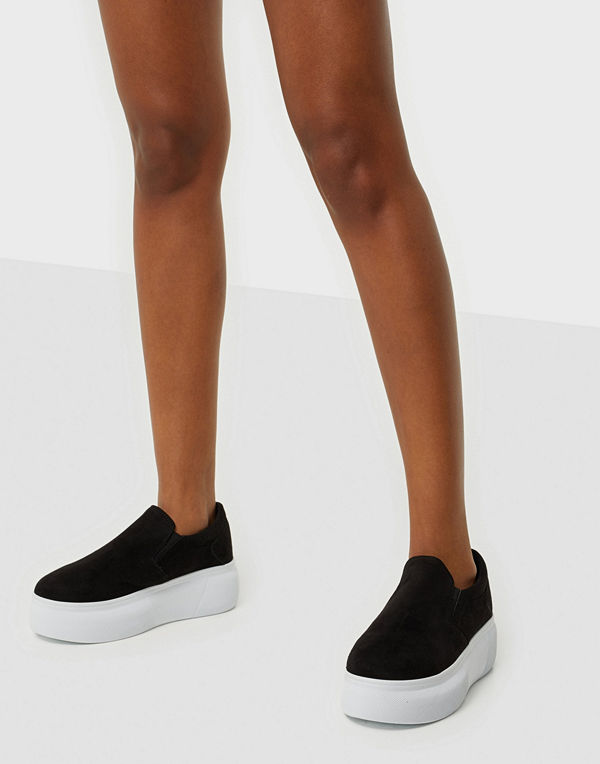 Cassay Black Crocodile-Embossed Platform Slip-On Sneakers | sdr.com.ec