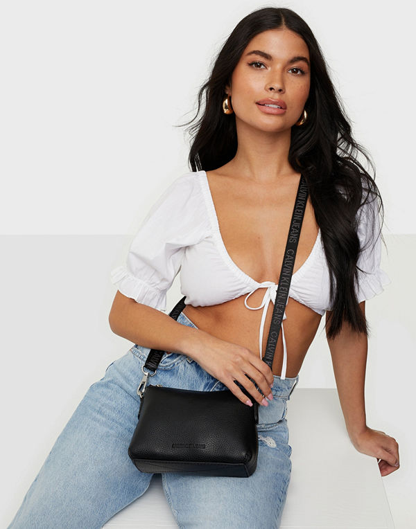 Calvin Klein Jeans svart väska CAMERA POUCH