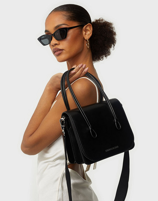 Calvin Klein Jeans svart väska MEDIUM FLAP CROSSBODY
