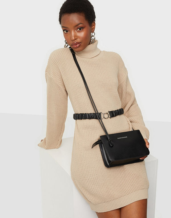 Calvin Klein Jeans svart väska CROSSBODY