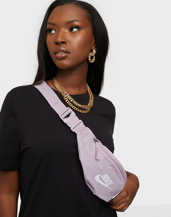 Nike omönstrad väska NK HERITAGE HIP PACK - SMALL