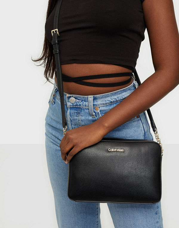 Calvin Klein svart väska Camera Bag Md Saffiano
