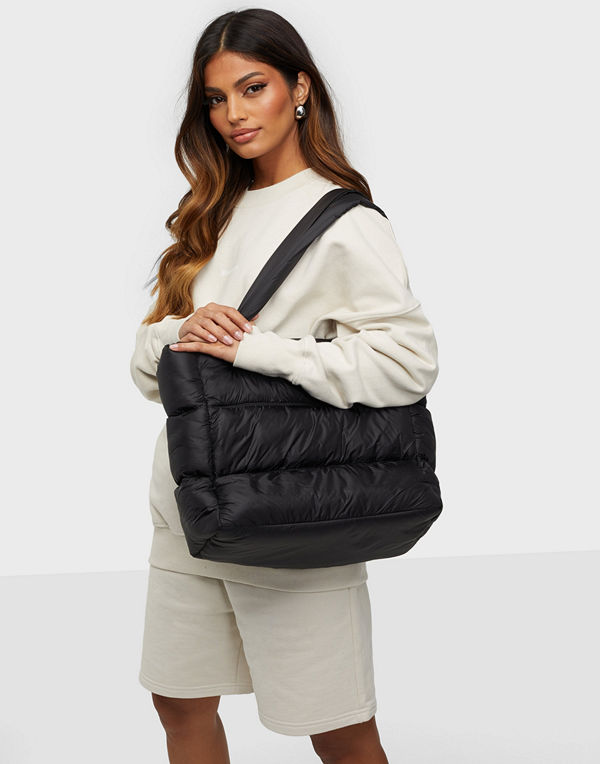 Gina Tricot svart väska Sofia padded bag