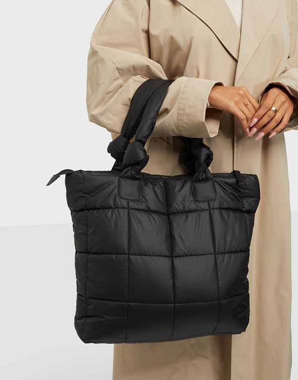 Day Et svart väska Day RE-Q XL Puffy Bag