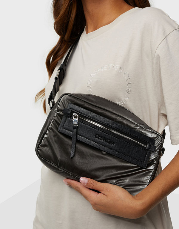 Calvin Klein svart väska CK ESSENTIAL CAMERA BAG METALLIC