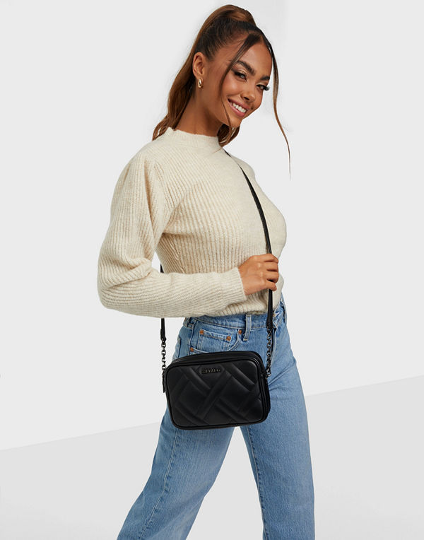 Calvin Klein svart väska MINIMAL MONOGRAM CAMERA BAG