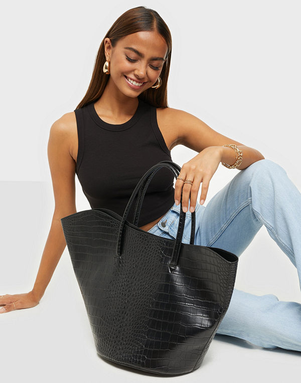 NLY Accessories svart väska Curved Shopper Bag