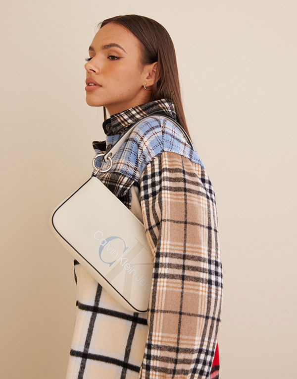 Calvin Klein väska SCULPTED MONO SHOULDER POUCH