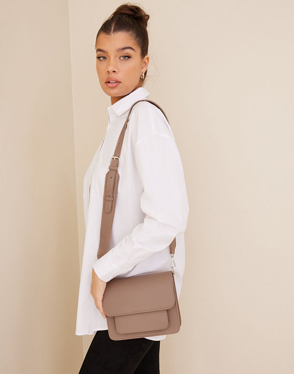 hvisk beige väska CAYMAN POCKET STRUCTURE