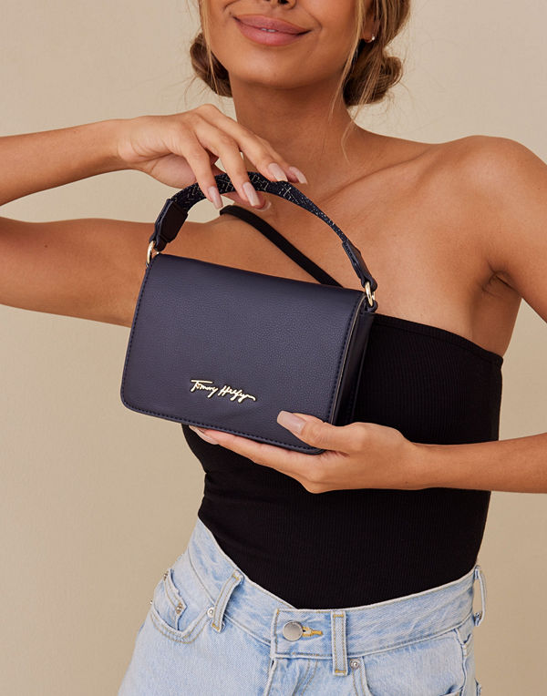 Tommy Hilfiger marinblå väska TOMMY JOY MINI CROSSOVER