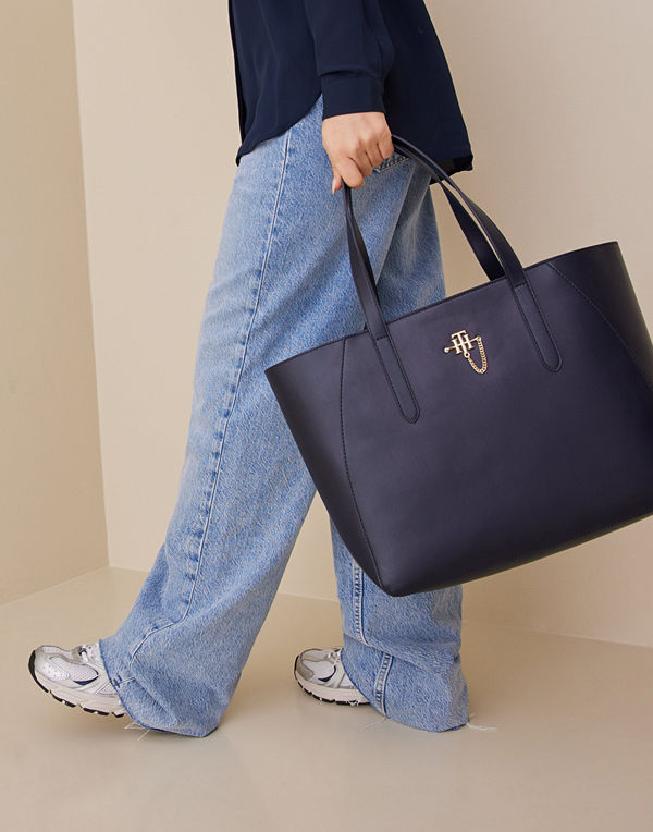 Tommy Hilfiger marinblå väska TH CHAIN TOTE