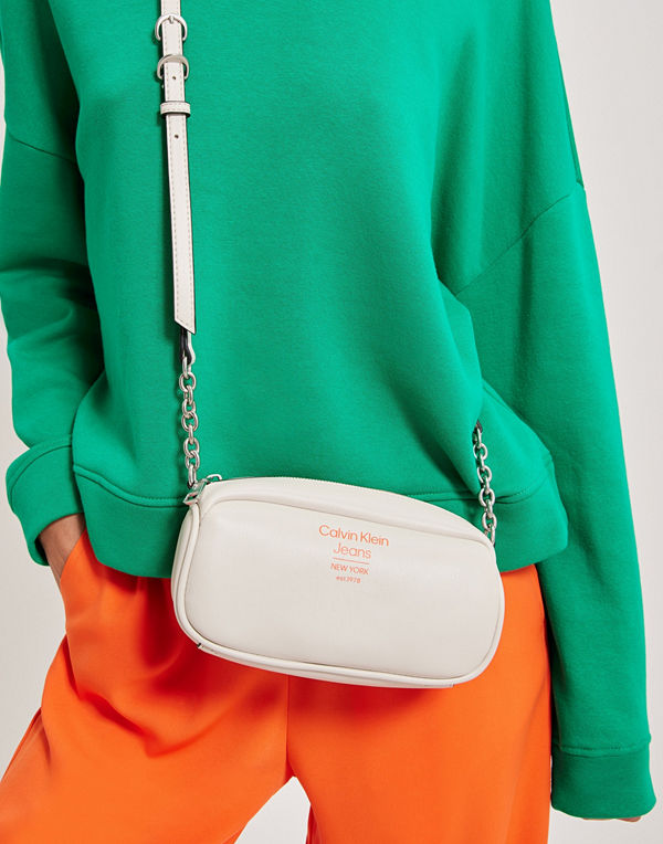 Calvin Klein vit väska SCULPTED EW CAMERA BAG20 SPEC