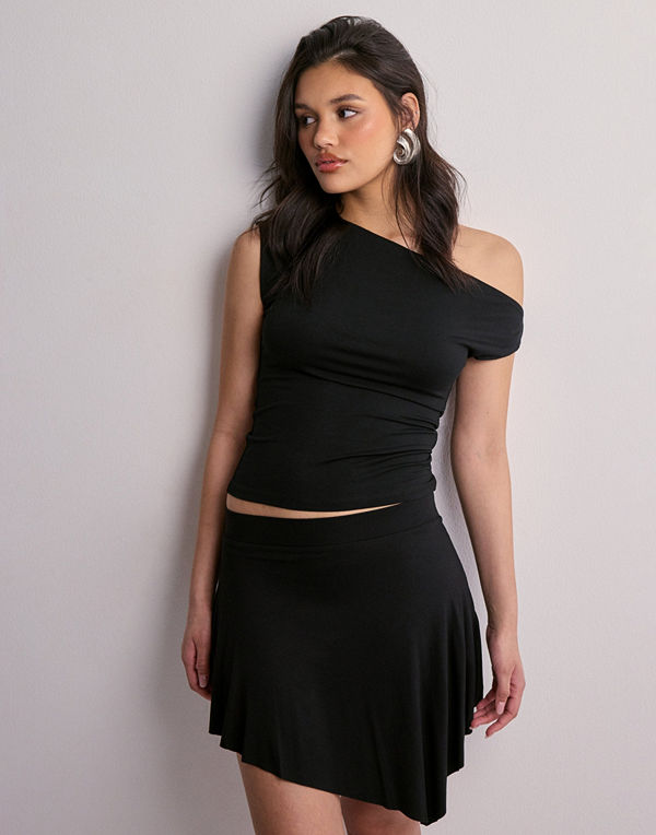 Nelly Lovely Asymmetric Skirt - Svart