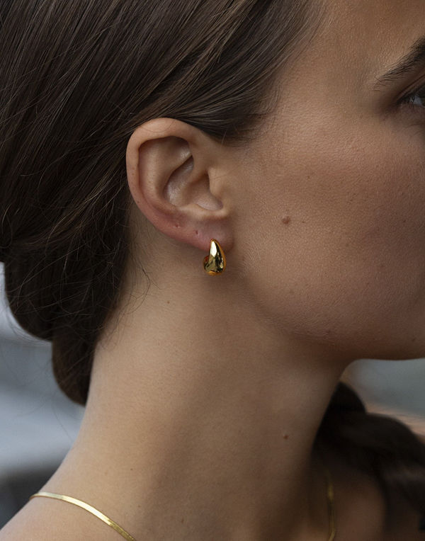 Muli Collection örhängen Mini Drop Earring - Guld