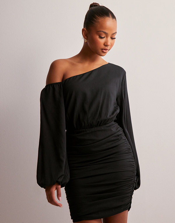 Nelly Asymmetric Ruched Dress - Svart