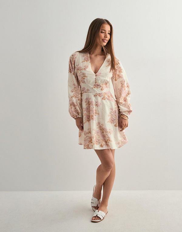 Neo Noir Milly Emb Rose Dress - Blommig