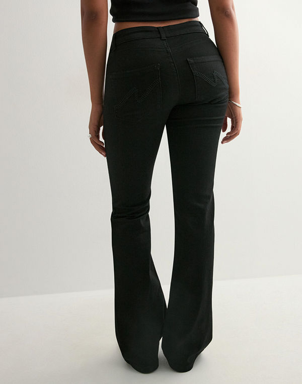 Nelly Low Waist Perfect Bootcut Jeans - Svart