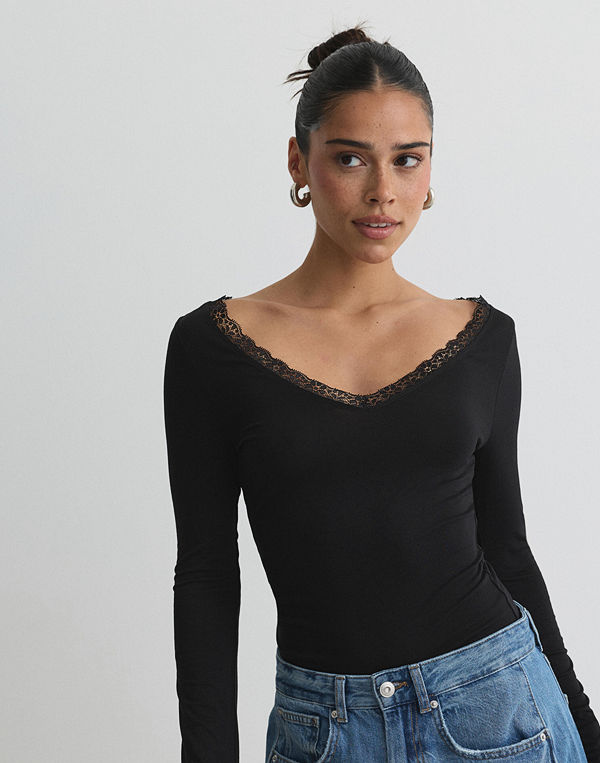 Nelly Lace Detail V Neck Top - Svart