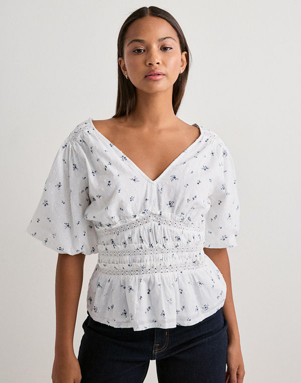 Neo Noir Sapura Flower Dobby Blouse - Vit