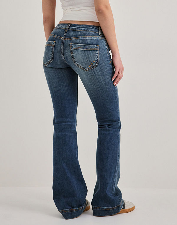 Nelly Super Low Heart Pocket Bootcut Jeans - Blå