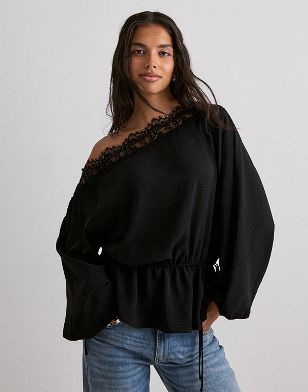 Nelly Slouchy Lace Blouse - Svart