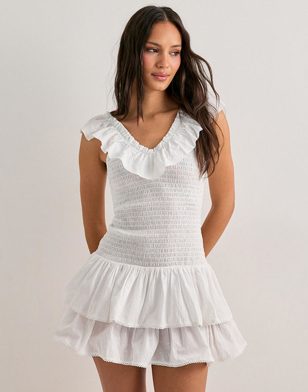 Nelly Smock Flounce Dress - Vit