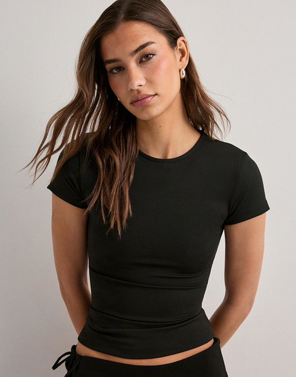 Nelly Sculpting Tee - Svart
