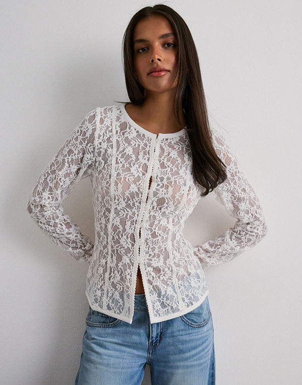 Nelly Buttoned Lace Blouse - Vit
