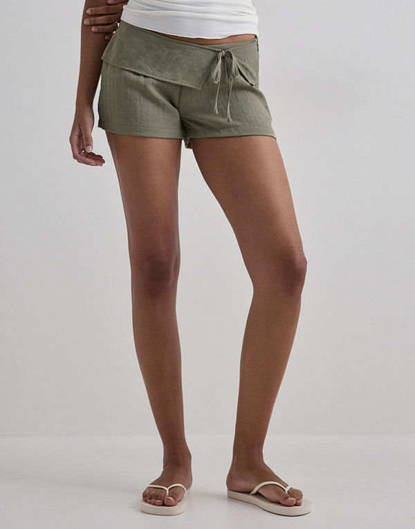 Nelly Front Detail Shorts - Grön
