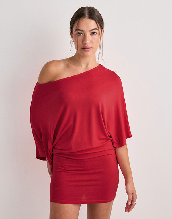 Nelly Perfect Poncho Dress - Röd