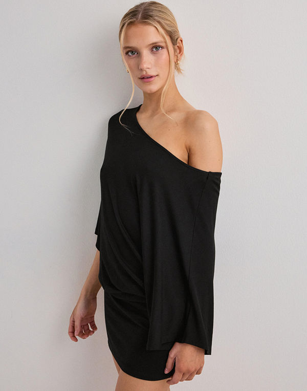 Nelly Perfect Poncho Dress - Svart