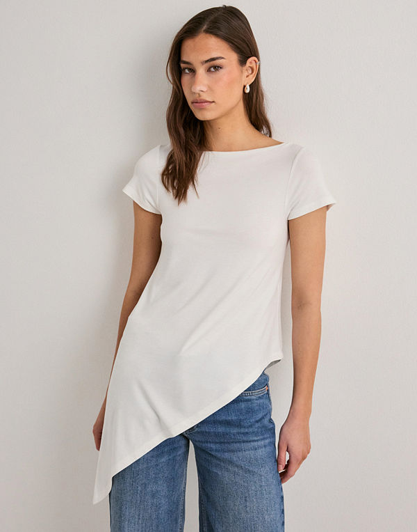 Nelly Asymmetric Flowy Tee - Vit