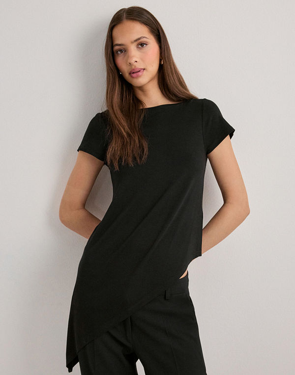 Nelly Asymmetric Flowy Tee - Svart