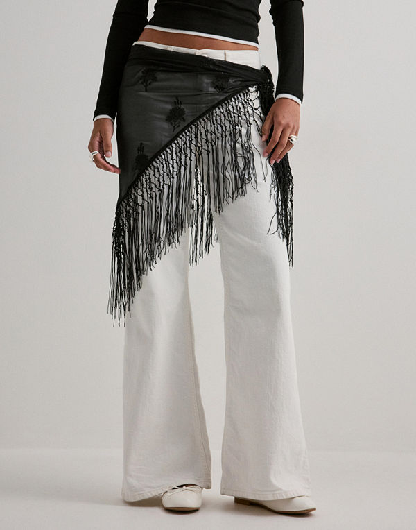 Nelly Overlayer Fringe Skirt - Svart