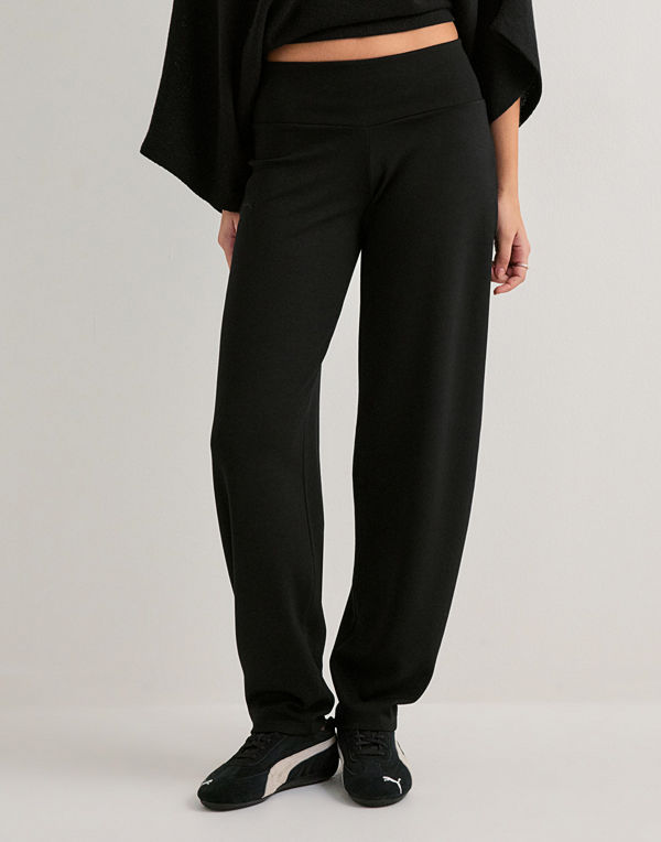 Nelly byxor Luxury Volume Pants - Svart